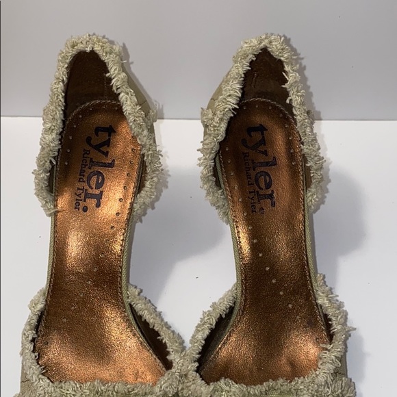 Richard Tyler Canvas Pumps Unique and Edgy - Picture 4 of 5